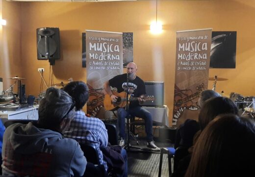 Unha vintena de persoas asistiron onte á clase maxistral de guitarra a cargo de Cabe García